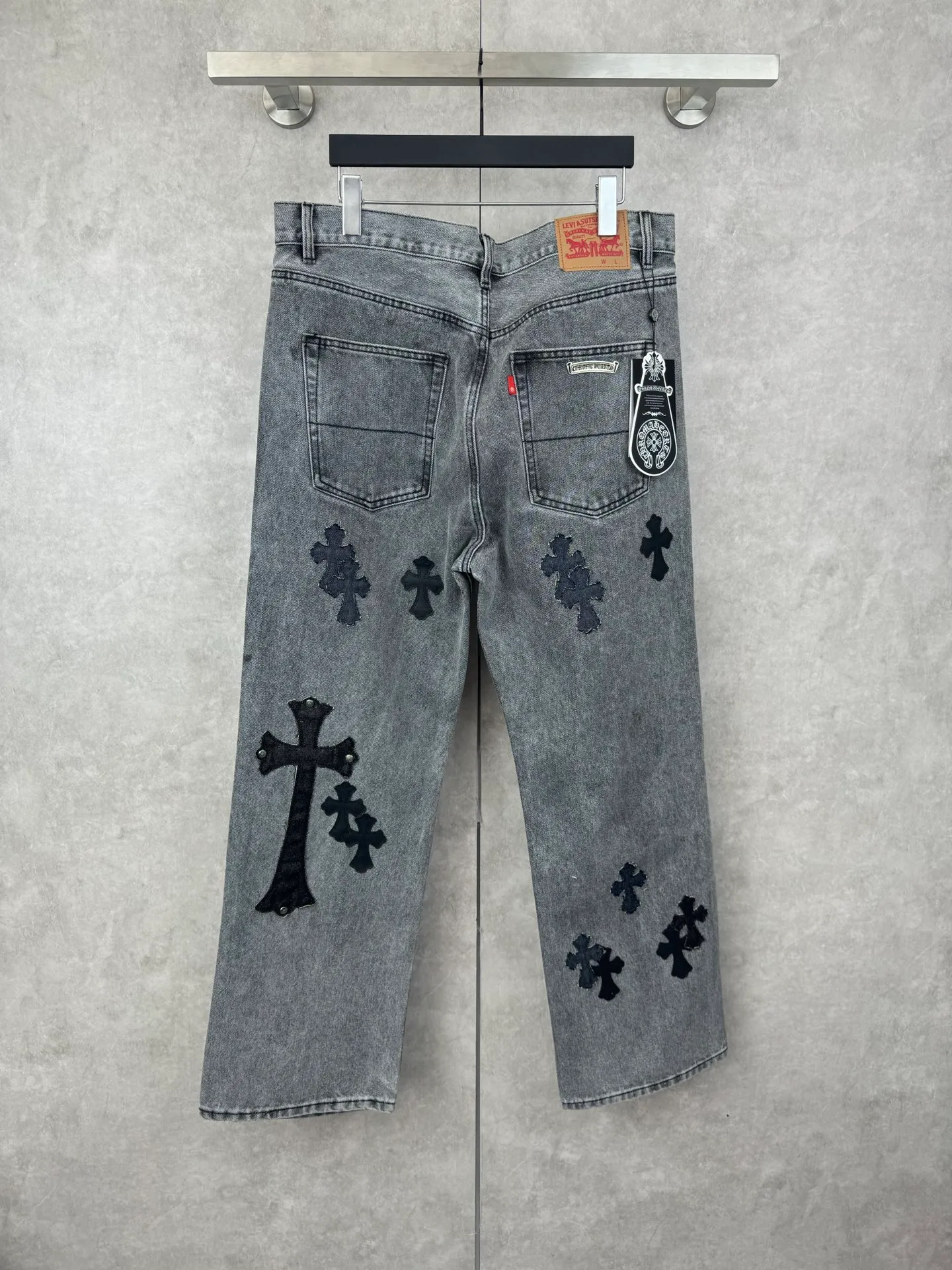 P750 Chrome Heat CH limited flame patch leather jeans Size: 30/32/34/36/38 This jeans is a store VIP limited edition (can only be purchased by store VIPs) and is not an official website model, so it is even rarer. When we got it back, we found that these pants were different from the usual 501 version. These pants were made of CH's own soleplate, not the 501 soleplate. So I can only customize the fabrics myself and rely on various relationships to get the raw material fabrics. The washing process also took dozens of attempts to finally achieve the effect we wanted. This pair of pants uses a total of 35 pieces of leather, all of which are second-layer cowhide. Therefore, whether the material is leather label or wash label, fabric or hardware, the mold needs to be re-opened and the cross must be sewn manually (in order to restore it, it can only be done manually).